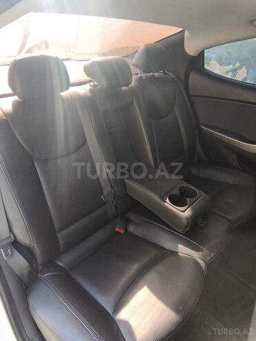 Hyundai Elantra-6