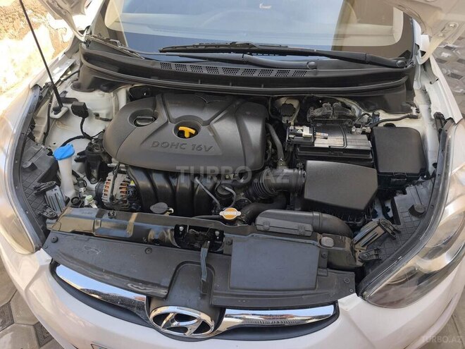 Hyundai Elantra-12
