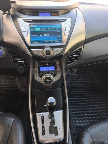 Hyundai Elantra-17