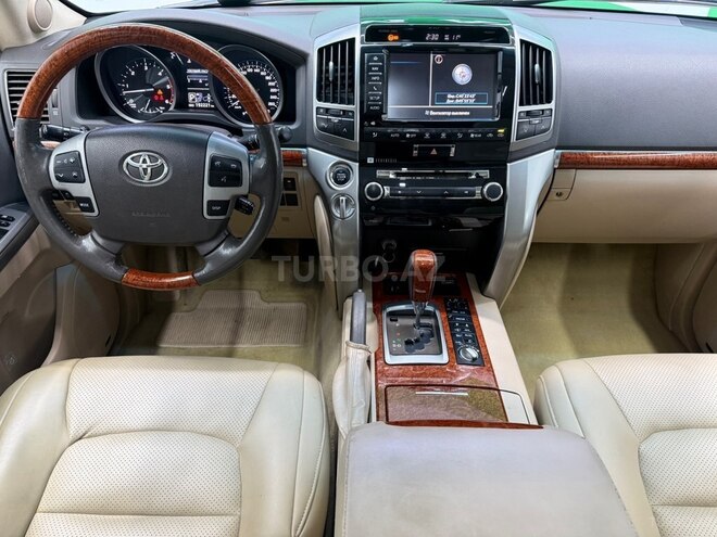 Toyota Land Cruiser-9