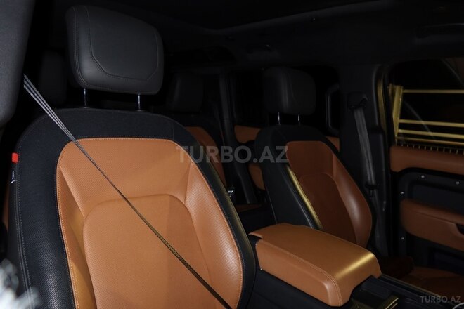 Land Rover Defender-7