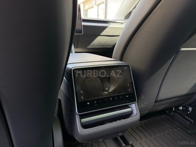 Tesla Model 3-13