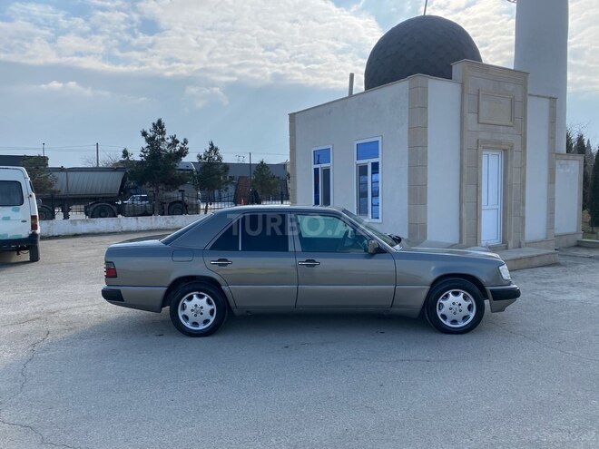 Mercedes E 220 1993, 488,378 km - 2.2 l - Şirvan