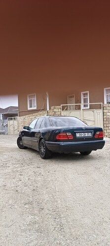 Mercedes E 240-4