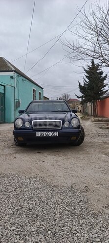 Mercedes E 240-1