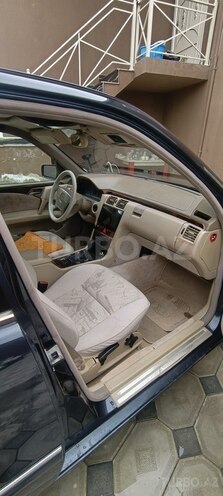 Mercedes E 240-10