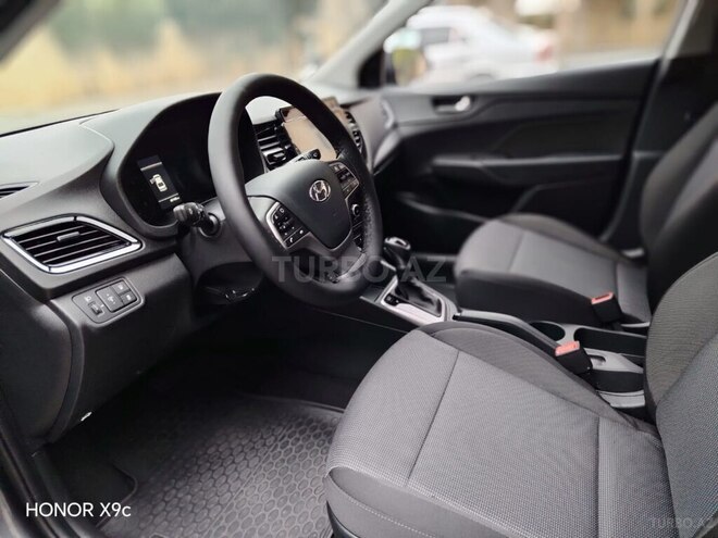 Hyundai Accent-11
