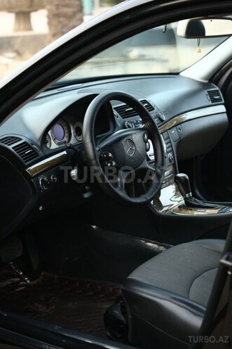 Mercedes E 280-11
