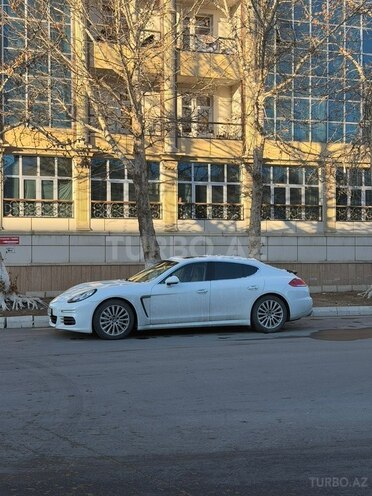 Porsche Panamera 4S-7
