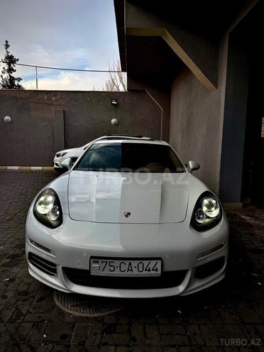 Porsche Panamera 4S-1
