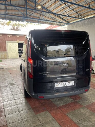 Ford Tourneo Custom-5