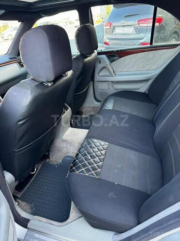 Mercedes E 220-10