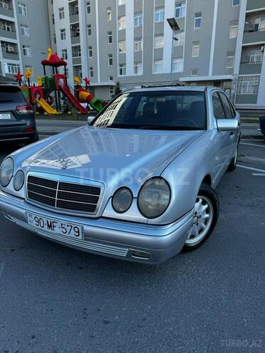 Mercedes E 220-1