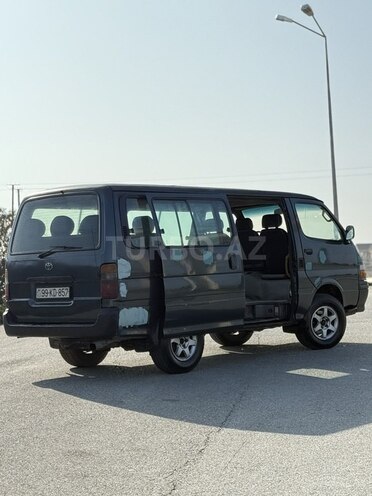 Toyota HiAce-3