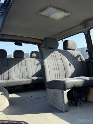 Toyota HiAce-4