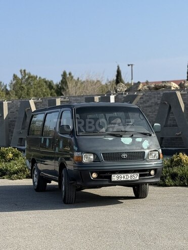 Toyota HiAce-1