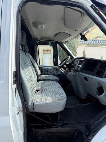 Ford Transit-10