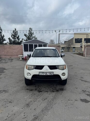 Mitsubishi L200-1