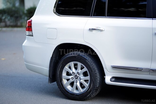 Toyota Land Cruiser-9