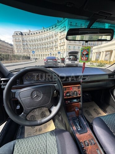 Mercedes 220 E-13