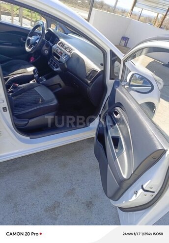 Kia Rio-5
