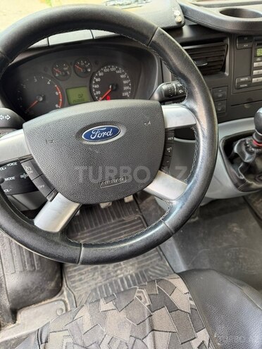 Ford Transit-13