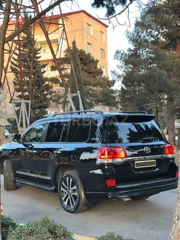 Toyota Land Cruiser-6