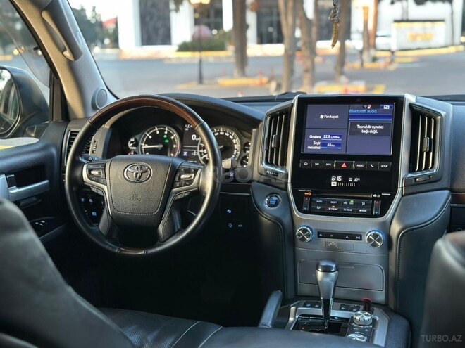 Toyota Land Cruiser-16