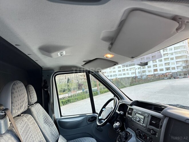 Ford Transit-12