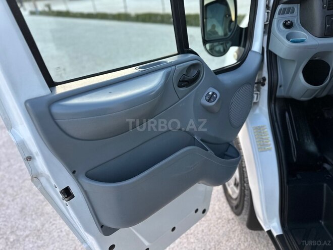 Ford Transit-17