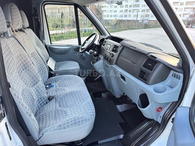 Ford Transit-9