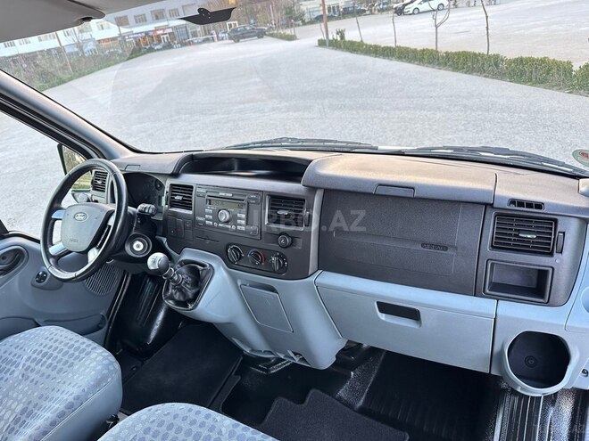 Ford Transit-13