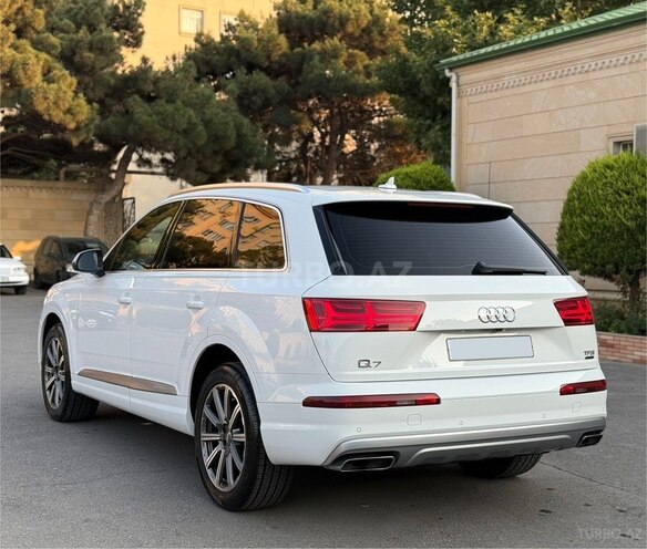 Audi Q7-5