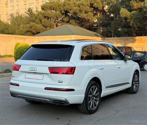 Audi Q7-6