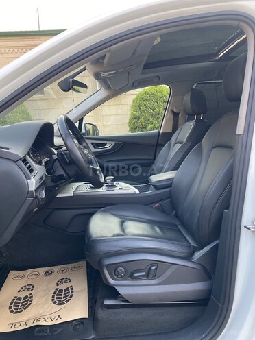 Audi Q7-9