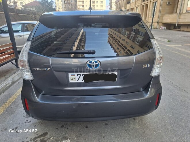 Toyota Prius V-2