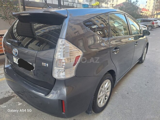 Toyota Prius V-3