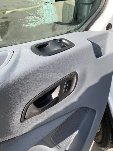 Ford Transit-9