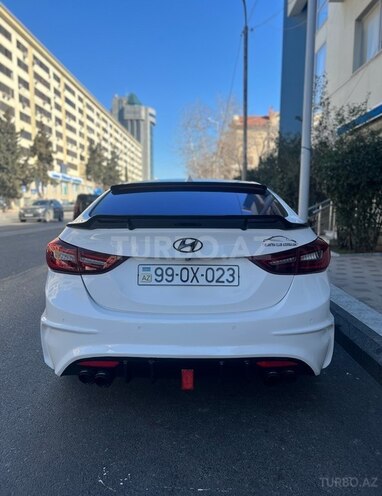 Hyundai Elantra-12