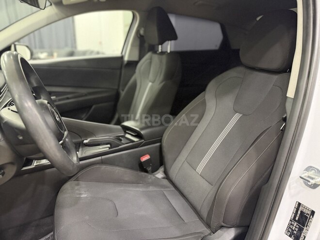 Hyundai Elantra-11