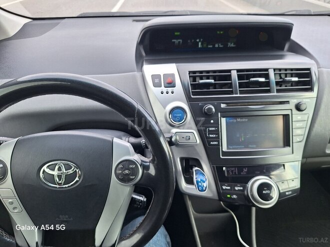 Toyota Prius V-10