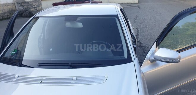 Mercedes E 220-11