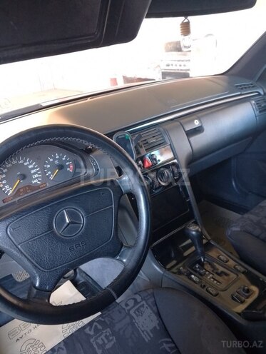 Mercedes E 240-11