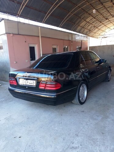 Mercedes E 240-13