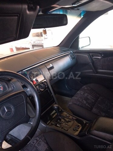 Mercedes E 240-10