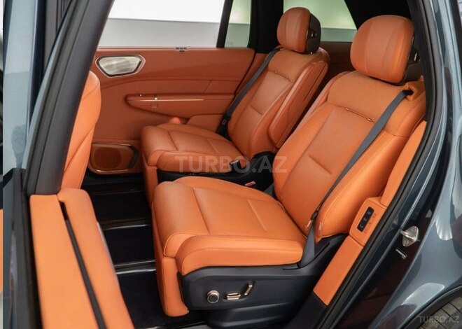 Lynk & Co 900-9