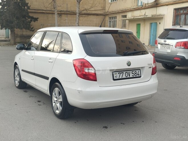 Skoda Fabia 2011, 303,500 km - 1.6 l - Bakı