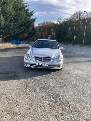 Mercedes E 270-1