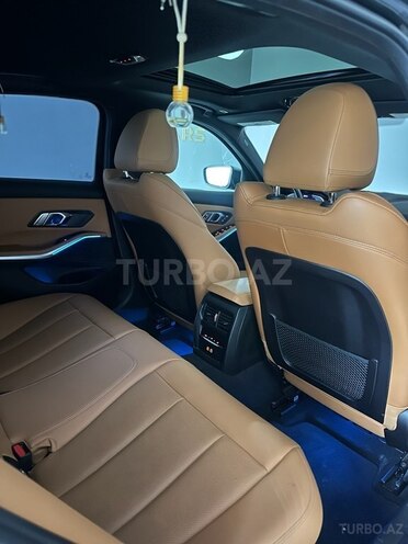 BMW 330e-13