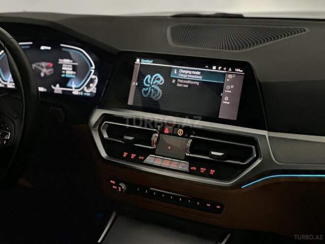 BMW 330e-15